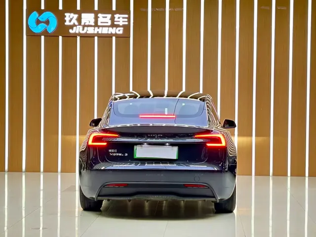 Tesla Model 3 — Фото автомобиля 15