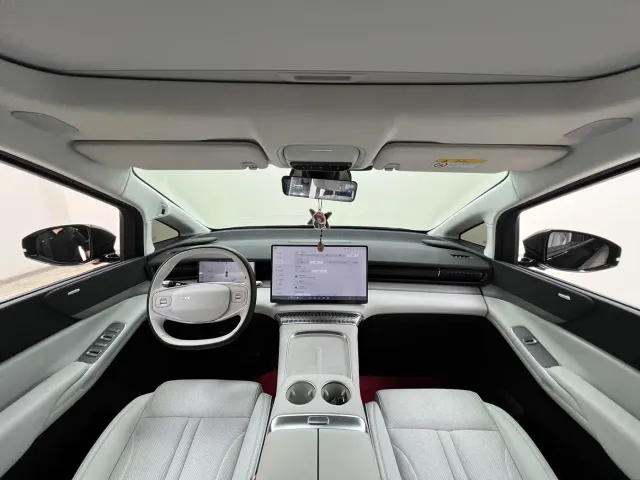 Xpeng X9 — Фото автомобиля 22