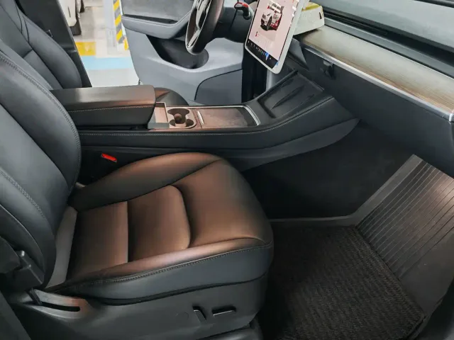 Tesla Model Y — Фото автомобиля 15