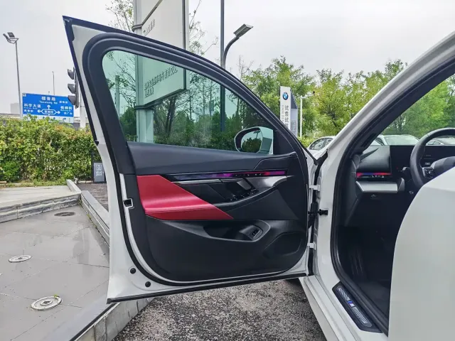 BMW i5 — Фото автомобиля 10