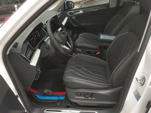 Volkswagen Tiguan L — Фото автомобиля 14
