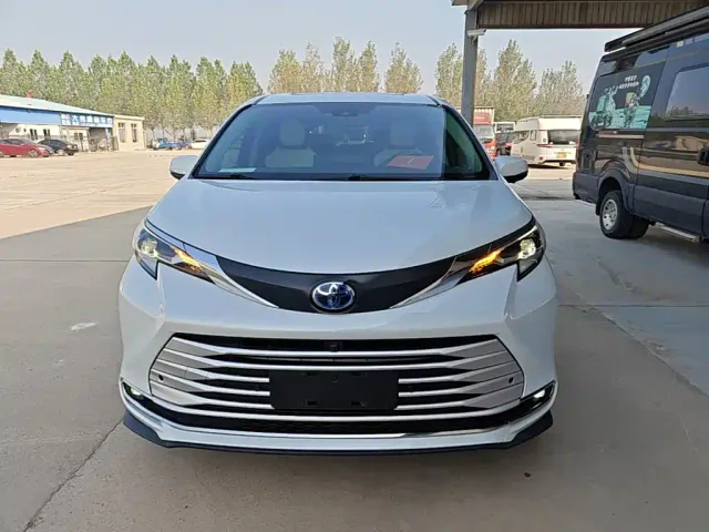 Toyota Sienna — Фото автомобиля 2