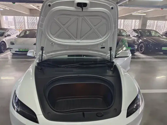 Tesla Model 3 — Фото автомобиля 23