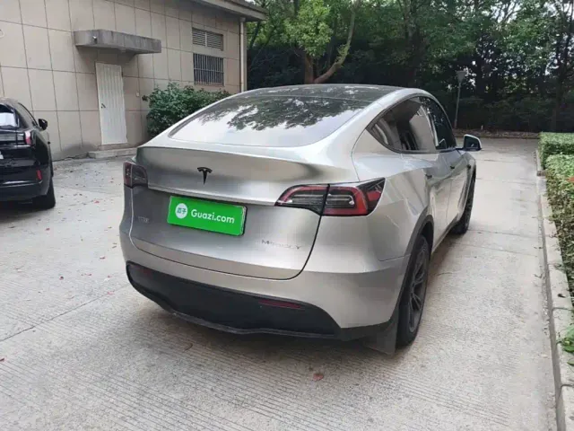 Tesla Model Y — Фото автомобиля 6