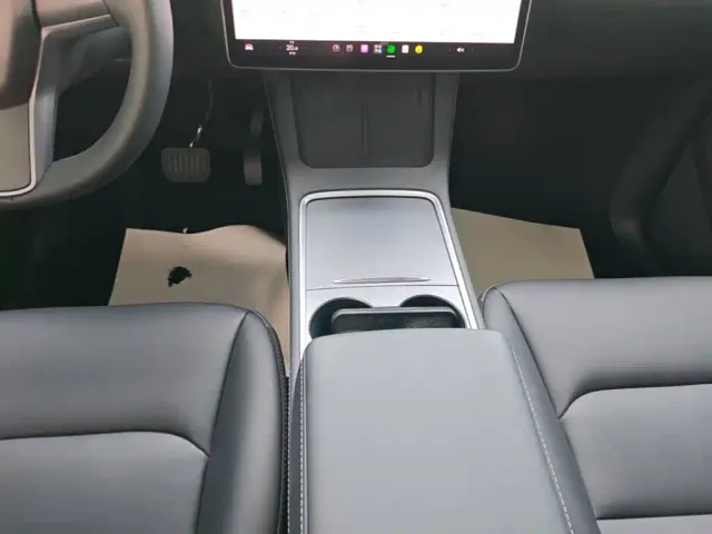 Tesla Model Y — Фото автомобиля 13