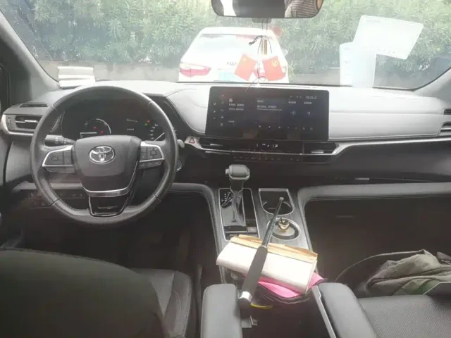 Toyota Sienna — Фото автомобиля 9