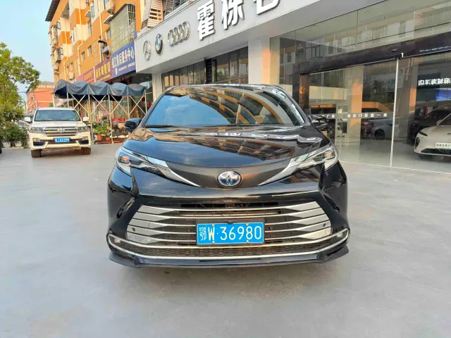 Toyota Sienna — Фото автомобиля 2