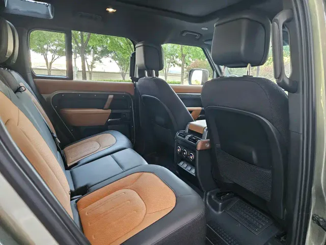 Land Rover Defender — Фото автомобиля 10