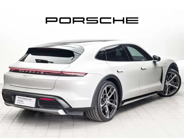 Porsche Taycan — Фото автомобиля 4