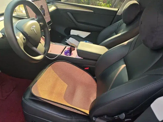Tesla Model Y — Фото автомобиля 16