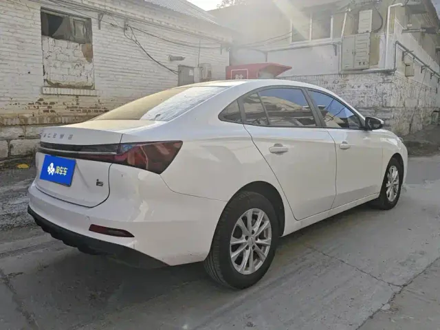 Roewe i5 — Фото автомобиля 3
