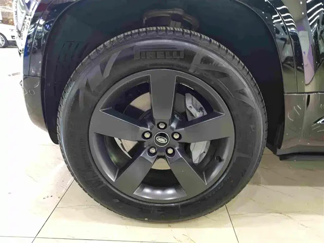 Land Rover Defender — Фото автомобиля 10