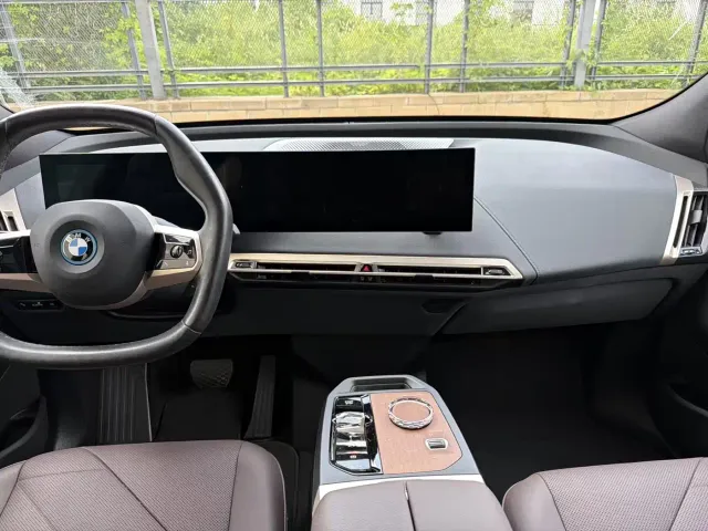 BMW iX — Фото автомобиля 9