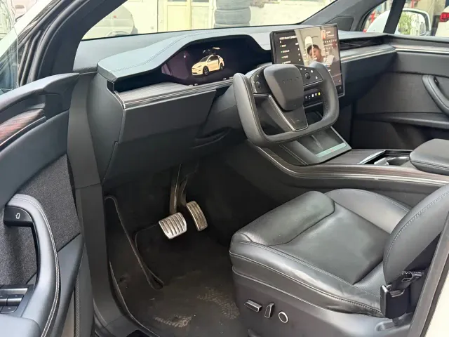 Tesla Model X — Фото автомобиля 17