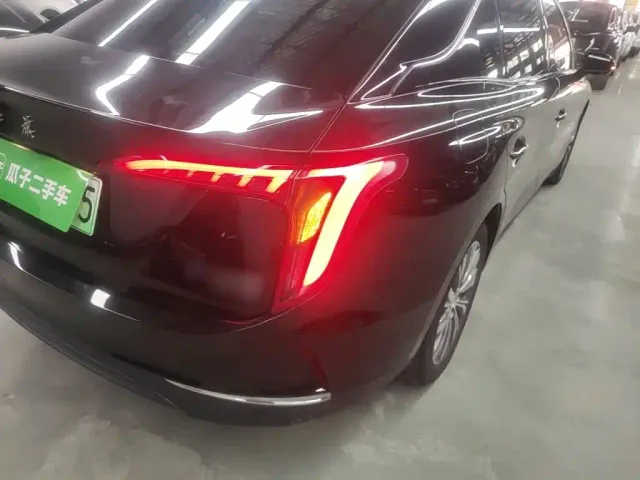 Hongqi E-QM5 — Фото автомобиля 7