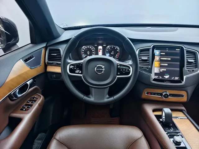 Volvo XC90 — Фото автомобиля 13