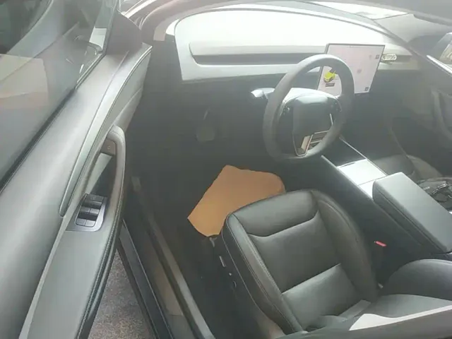 Tesla Model Y — Фото автомобиля 15