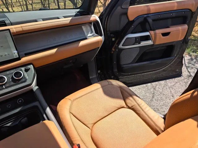 Land Rover Defender — Фото автомобиля 14
