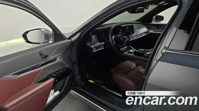BMW 7 Series G70 — Фото автомобиля 10