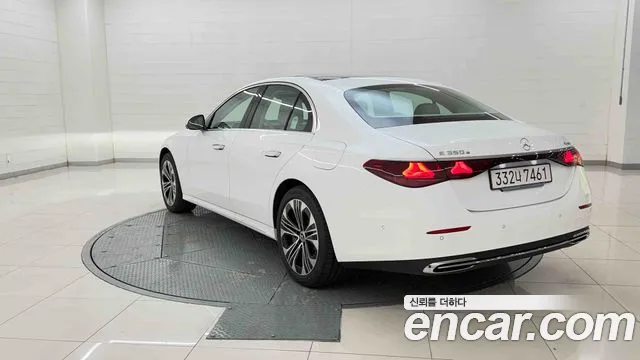 Mercedes-Benz E-Class — Фото автомобиля 4