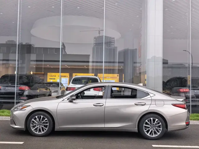 Lexus ES — Фото автомобиля 2