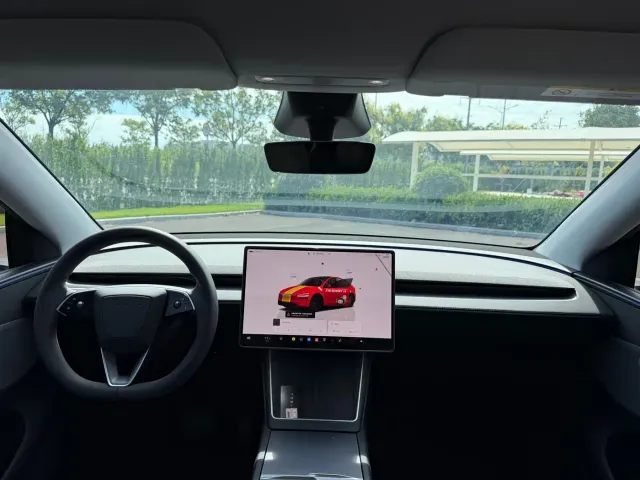 Tesla Model Y — Фото автомобиля 5