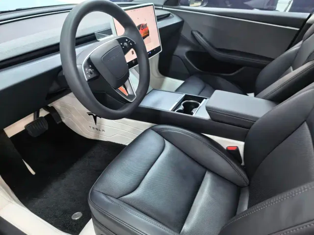 Tesla Model 3 — Фото автомобиля 5
