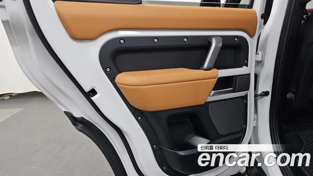 Land Rover Defender — Фото автомобиля 14