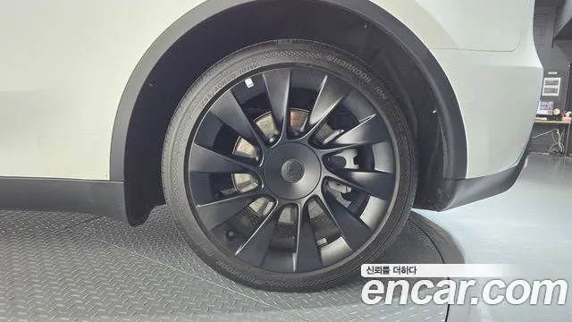 Tesla Model Y — Фото автомобиля 6