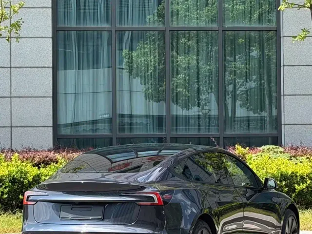 Tesla Model 3 — Фото автомобиля 9