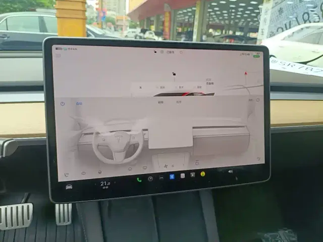 Tesla Model 3 — Фото автомобиля 12