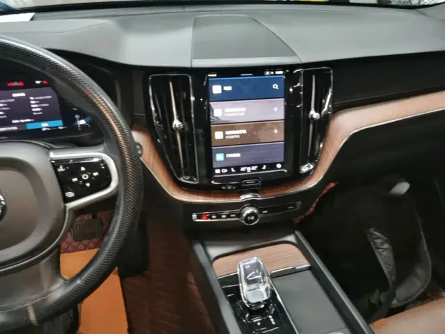 Volvo XC60 — Фото автомобиля 9