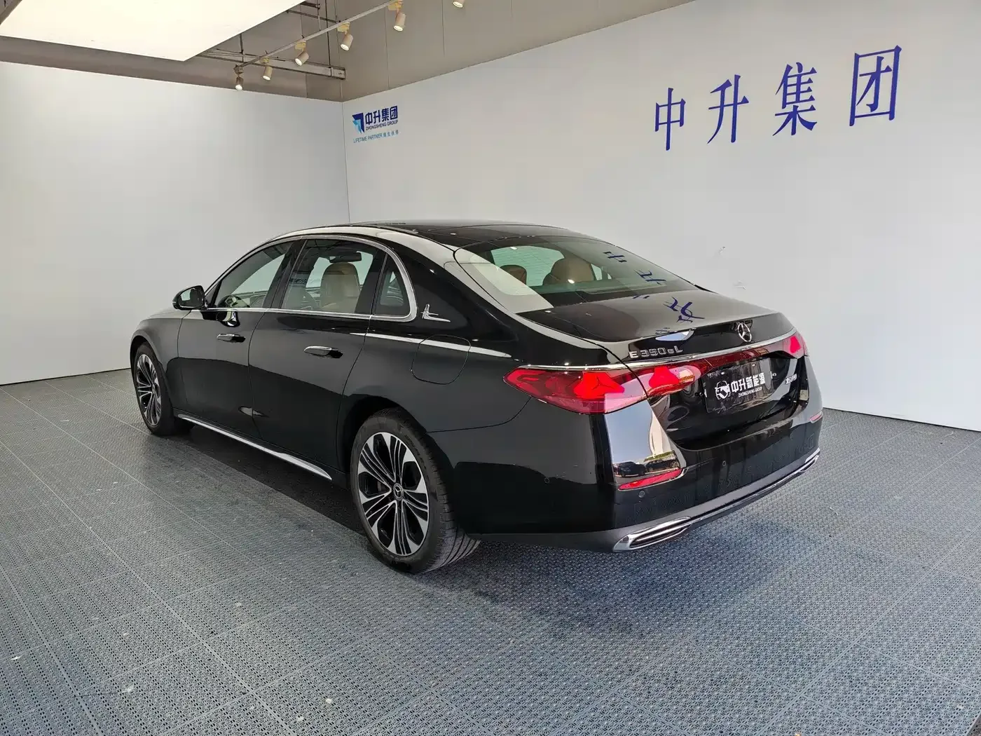 Mercedes-Benz Mercedes-Benz E-Class New Energy 2024 E 350 e L Plug-in Hybrid Sedan — Фото автомобиля 4