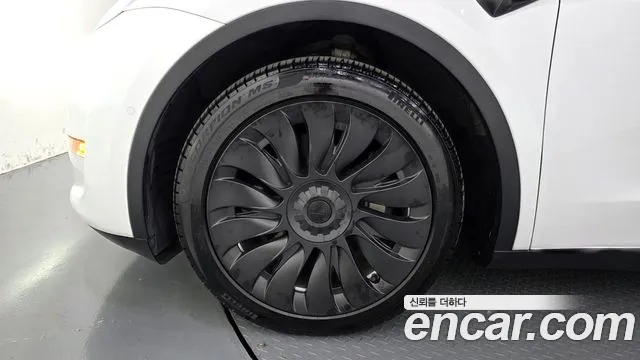 Tesla Model Y — Фото автомобиля 5