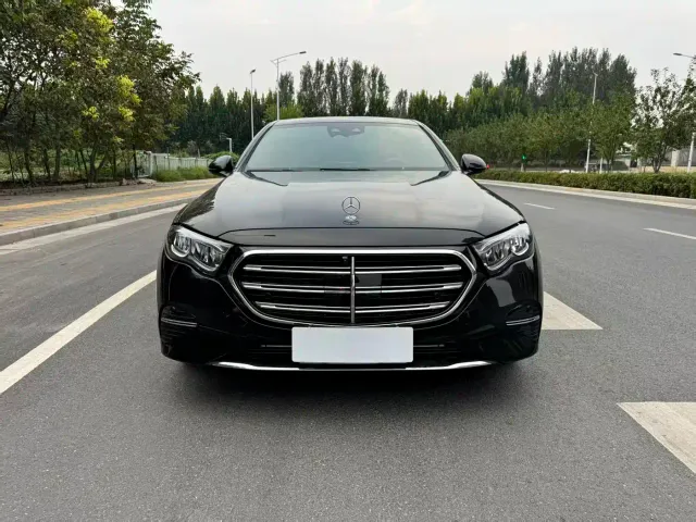 Mercedes-Benz E-Class — Фото автомобиля 2