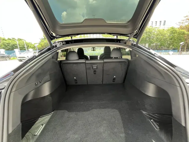 Tesla Model Y — Фото автомобиля 11