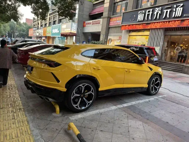 Lamborghini Urus — Фото автомобиля 3
