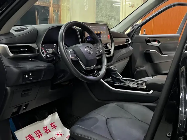Toyota Highlander — Фото автомобиля 10