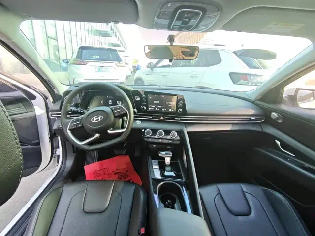 Hyundai Elantra — Фото автомобиля 12