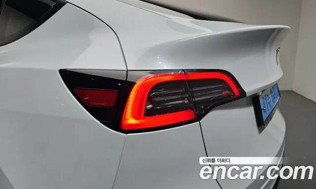 Tesla Model Y — Фото автомобиля 8