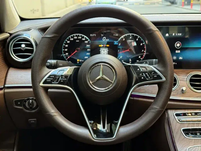 Mercedes-Benz E-Class — Фото автомобиля 12