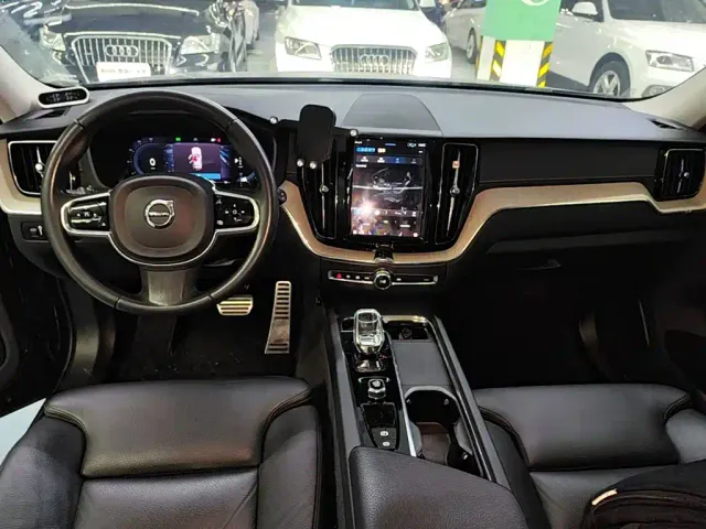 Volvo XC60 — Фото автомобиля 12