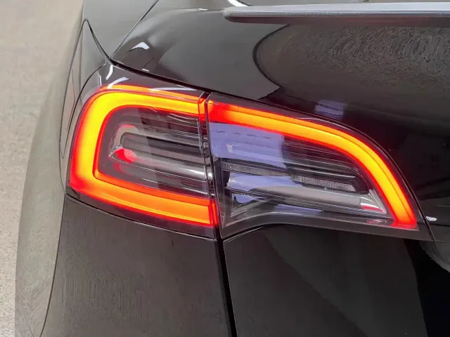 Tesla Model Y — Фото автомобиля 9