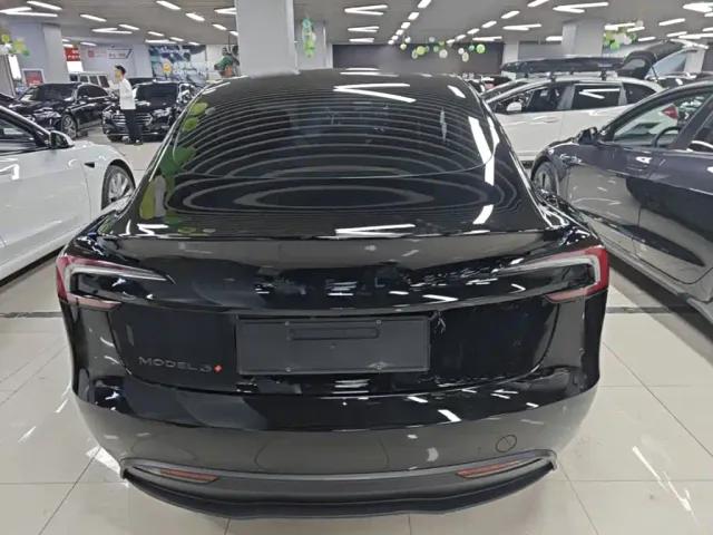 Tesla Model 3 — Фото автомобиля 5