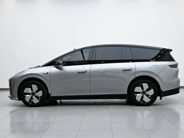 Li Auto i8 — Фото автомобиля 5