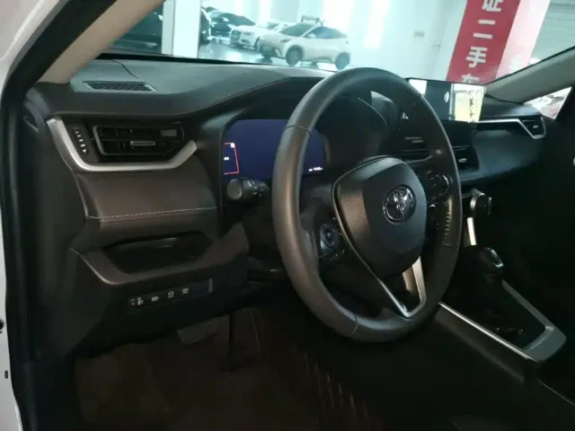Toyota RAV4 — Фото автомобиля 9