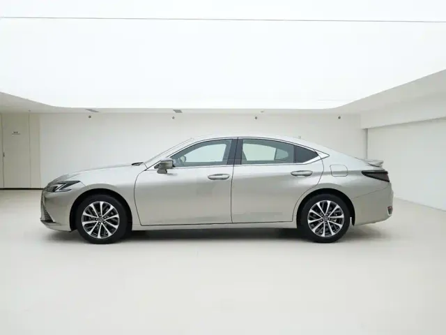 Lexus ES — Фото автомобиля 3