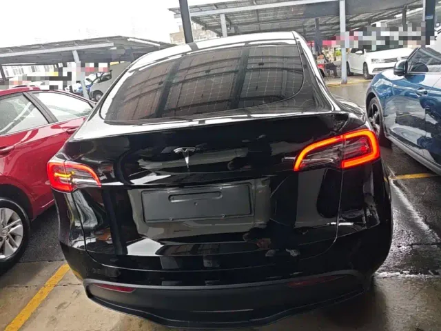 Tesla Model Y — Фото автомобиля 5
