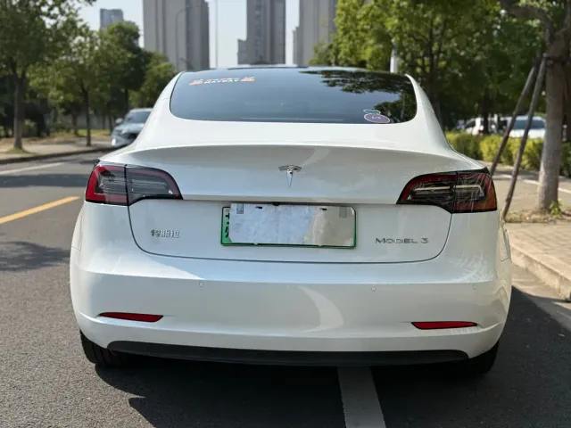 Tesla Model 3 — Фото автомобиля 5