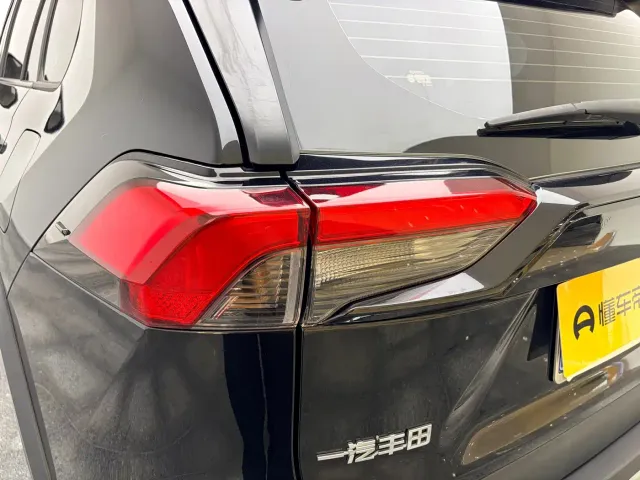 Toyota RAV4 — Фото автомобиля 15